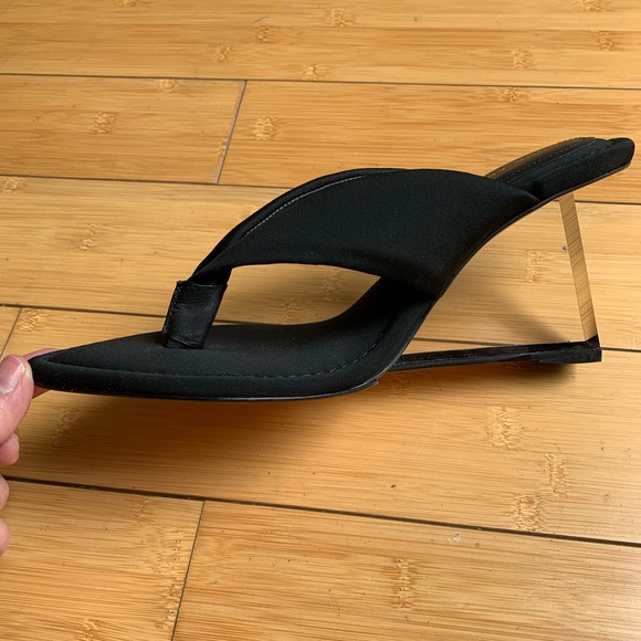 Good American CINDER-F*CKING-RELLA Lucite Triangle Heel Thong Sandals - Picture 3 of 5